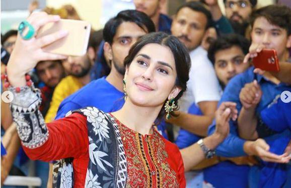 Kubra Khan Is Serving In This Desi Look