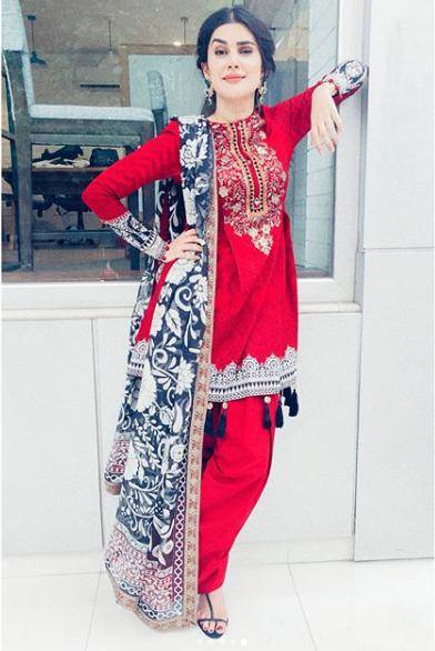 Kubra Khan Is Serving In This Desi Look