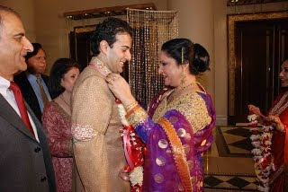 tahira-syed-greeting-asif-with-a-garland-of-flowers