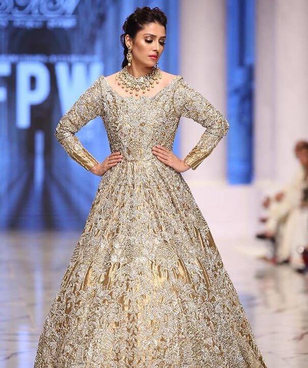 Ayeza Khan Dazzles On The Ramp - FPW Day 2 Pictures