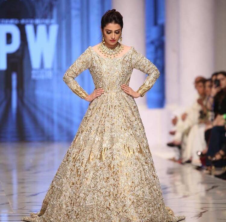 Ayeza Khan Dazzles On The Ramp - FPW Day 2 Pictures