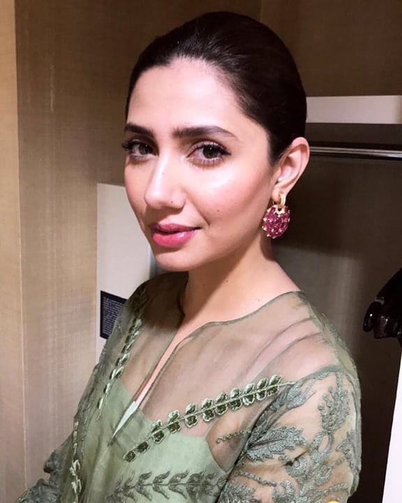 Mahira Khan Is Nothing Short Of A Vision At SKMH Fundraiser | Reviewit.pk