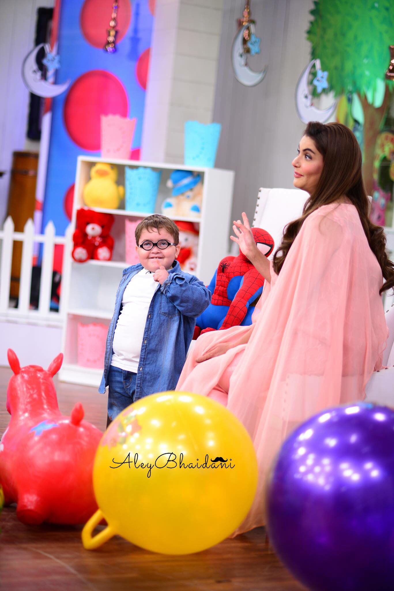 Nida Yasir Cashing On Cute and Funny Pathan Kid s Video Reviewit.pk