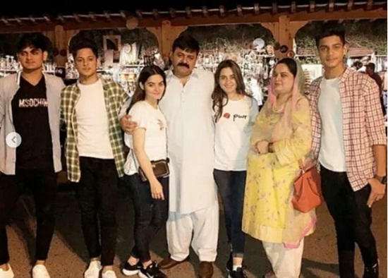 Minal And Aiman Khan Enjoying Vacations With Family