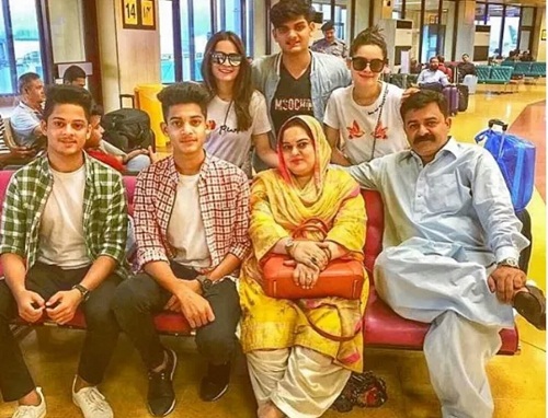 Minal And Aiman Khan Enjoying Vacations With Family