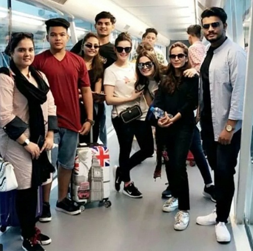 Minal And Aiman Khan Enjoying Vacations With Family