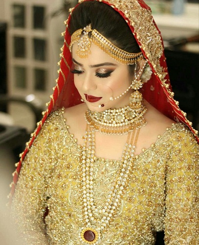 People Think Arisha Razi Looked More Like A Bride Than Sara