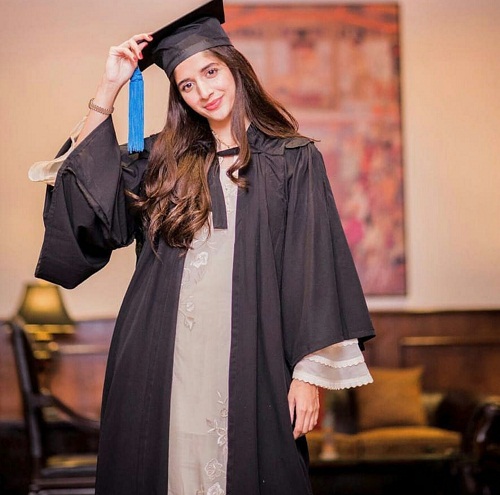 Mawra Hocane Gets Academic Excellence Award