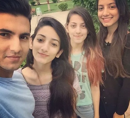 Saleem Sheikh With His Wife And Daughters