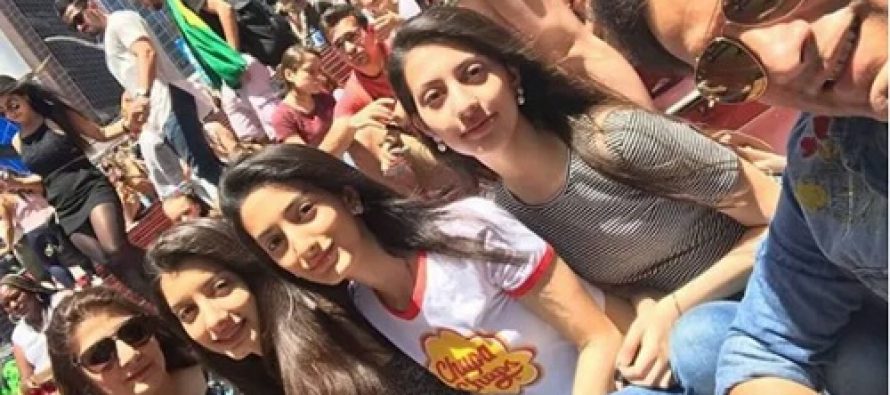 Saleem Sheikh With His Wife And Daughters