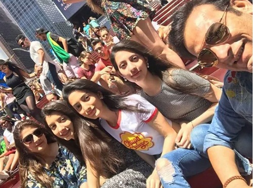 Saleem Sheikh With His Wife And Daughters