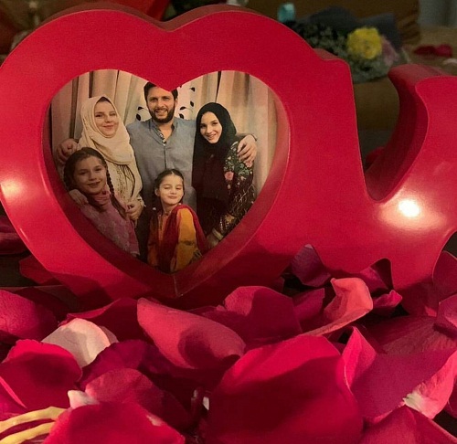 Shahid Afridi Wife Nadia - 10 Beautiful Family Pics