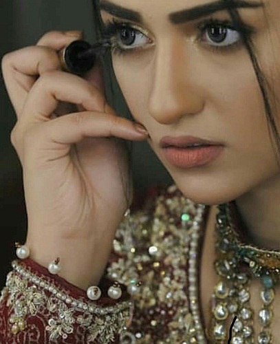 Sara Khan's BTS Shots From A Bridal Shoot