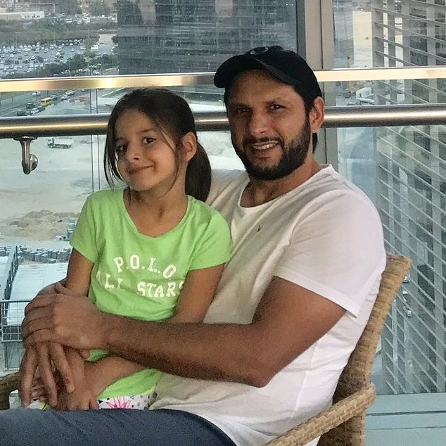 Shahid Afridi Wife Nadia - 10 Beautiful Family Pics