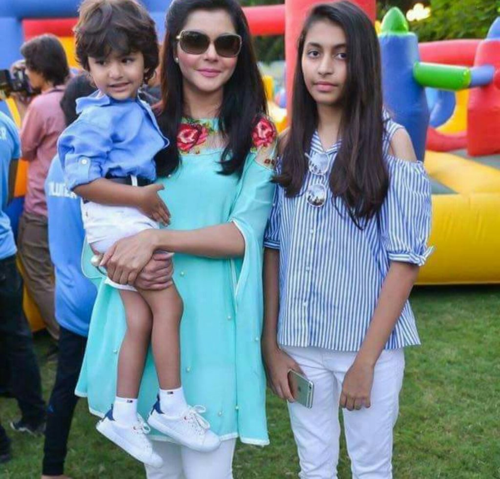 Nida Yasir Spends Time With Kids