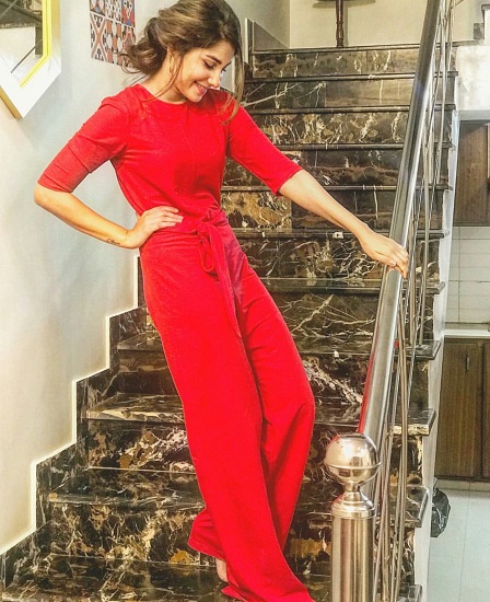 Hina Altaf Stuns In Red At A Recent Event