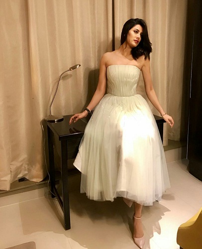 Mehwish Hayat Knows How To Stun Her Fans