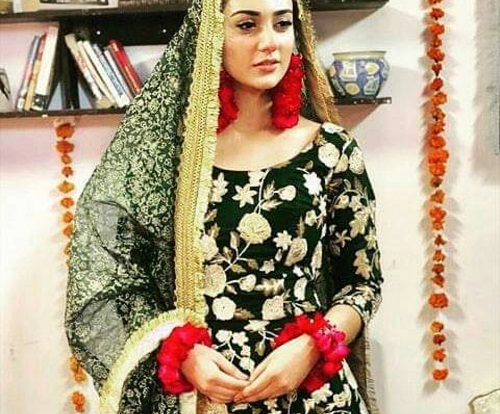 Sara Khan Looks Fabulous BTS Of A New Project