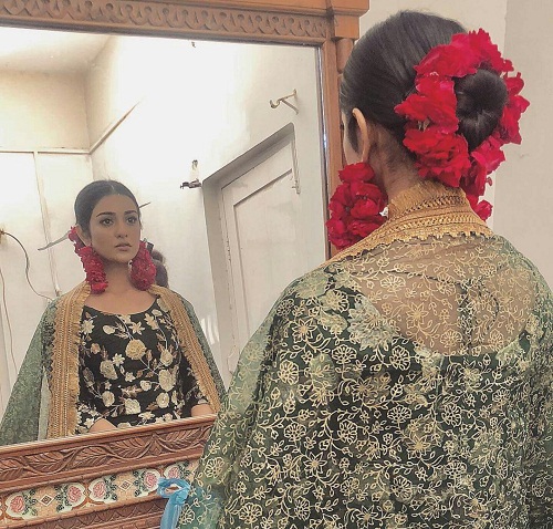 Sara Khan Looks Fabulous BTS Of A New Project
