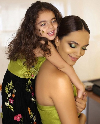 Aamina Sheikh Twins With Her Daughter