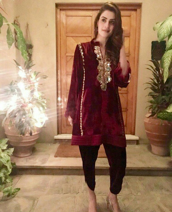 Amna Malik Attends A Wedding | Reviewit.pk