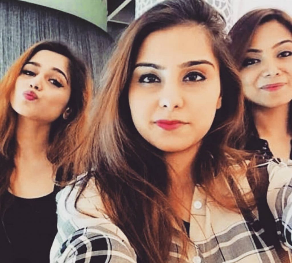 Aima Baig Spending Some Quality Time With Her Sister Komal Baig