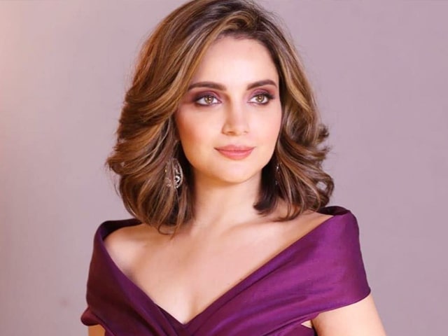 Armeena Khan Distributes Donations Among Syrians