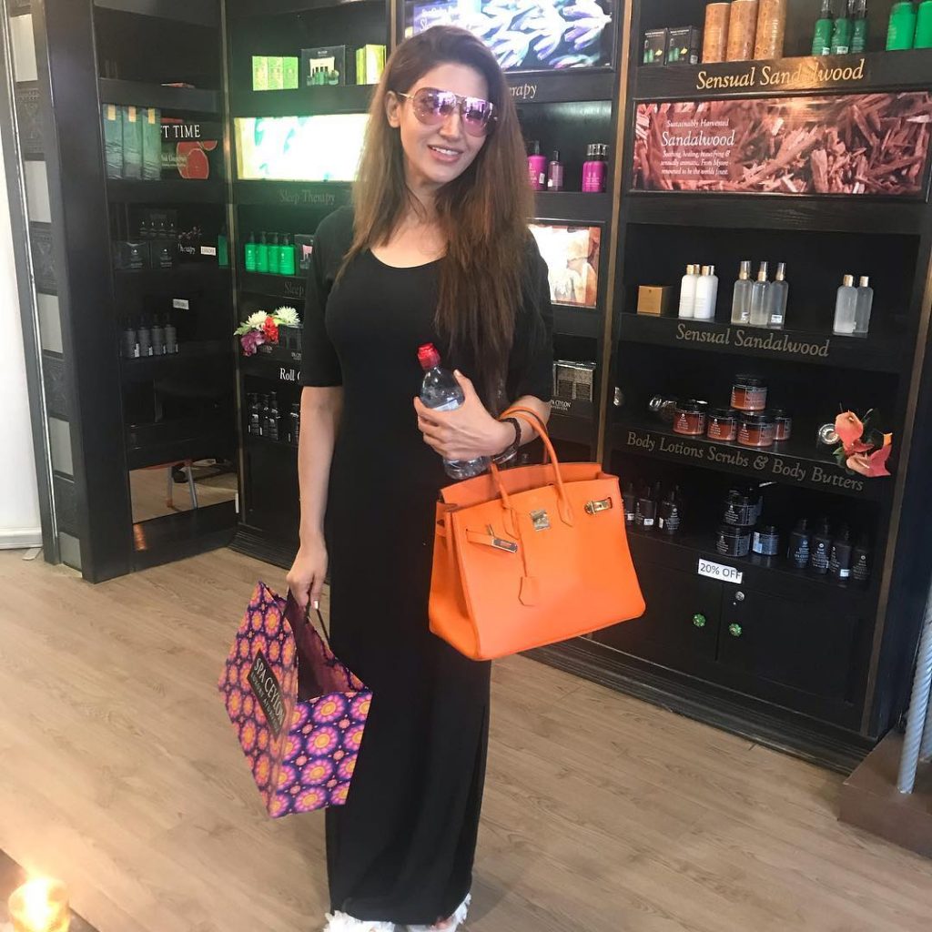 Sana Fakhar Is Vacaying In London