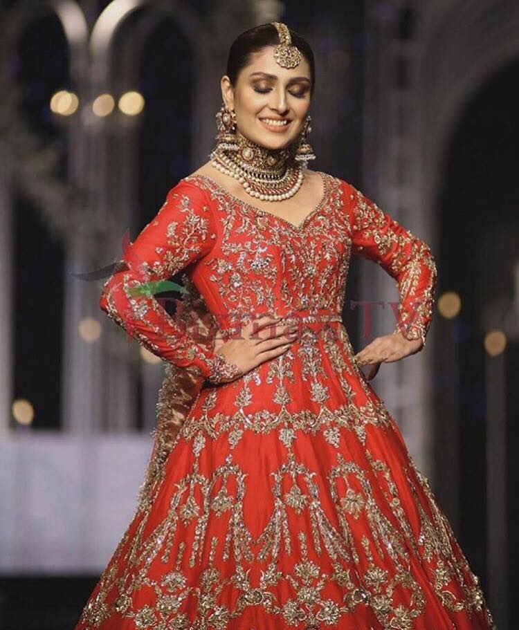 Ayeza Khan Exclusive Pictures From Bridal Couture Week | Reviewit.pk