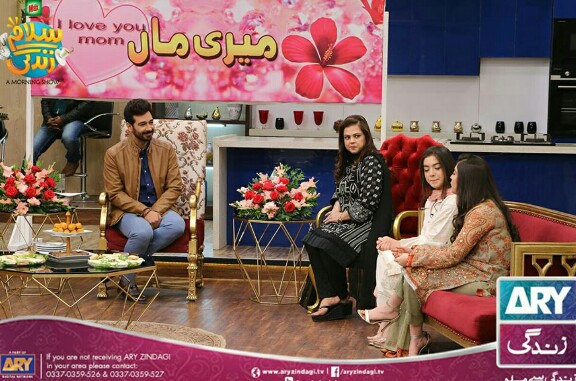 Sara And Arisha With Mom On Faysal Qureshi's Show
