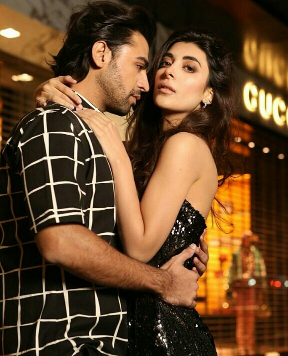 Urwa And Farhan Congratulate Each Other On 2nd Anniversary