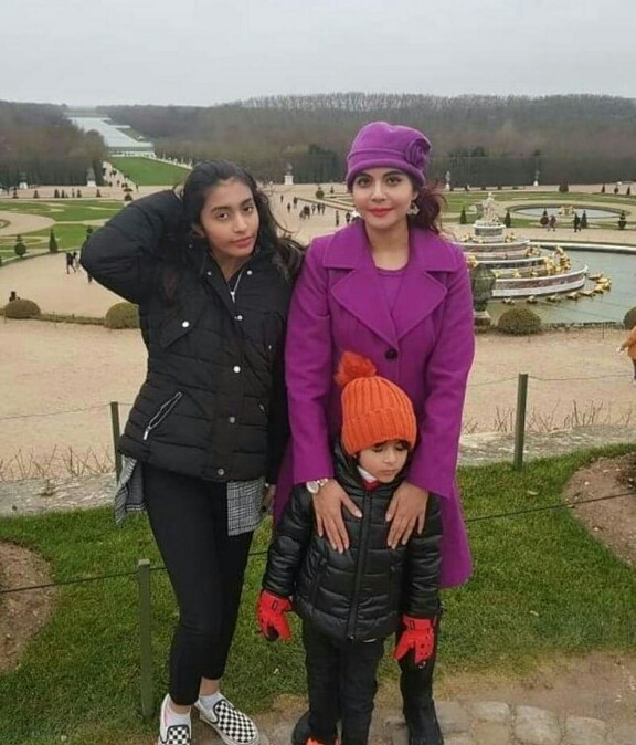 Nida Yasir Is Holidaying With Kids In France