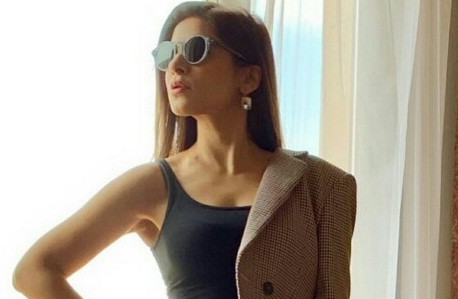 Ayesha Omar Knows How To Stun With Her Looks