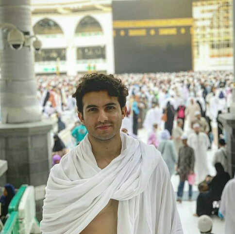 Shehroz Sabzwari Performs Umrah With Mother