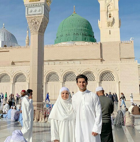 Shehroz Sabzwari Performs Umrah With Mother