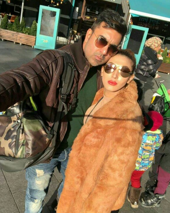 Sana Fakhar Is Chilling With Family In London