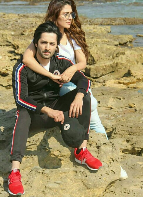Ayeza Khan Spends Time With Family On The Beach