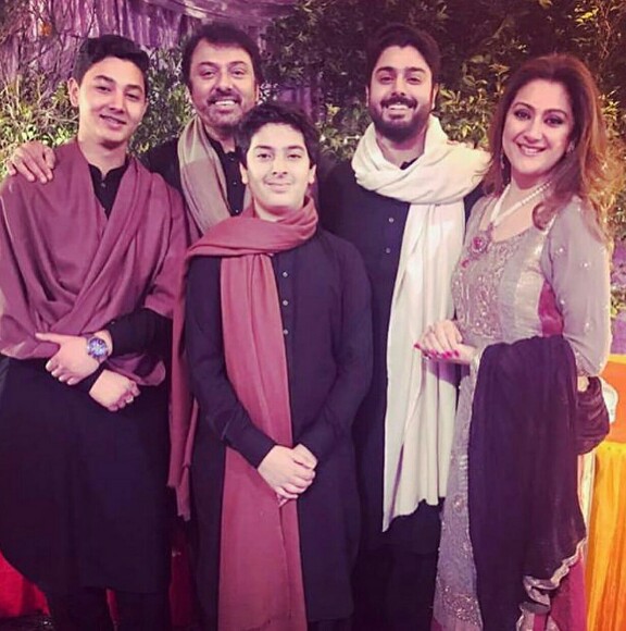 Noman Ijaz's Latest Pictures With His Family