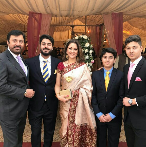 Noman Ijaz's Latest Pictures With His Family