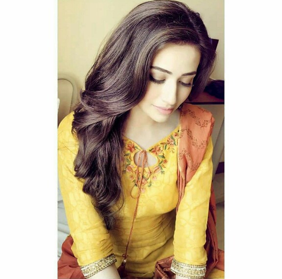 Sana Javed's Latest Clicks Are Oh So Pretty