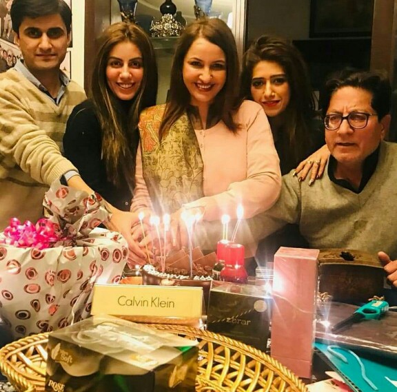 Saba Faisal Celebrated Anniversary With Her Family