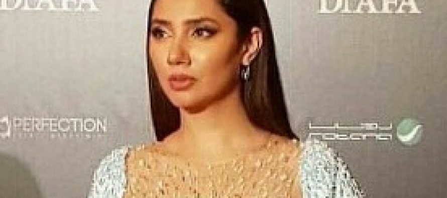 Mahira Khan Wins Award At DIAFA
