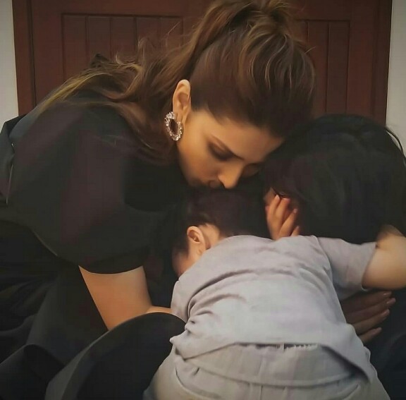 Ayeza Khan Gets Hugs From Hoorain And Rayyan