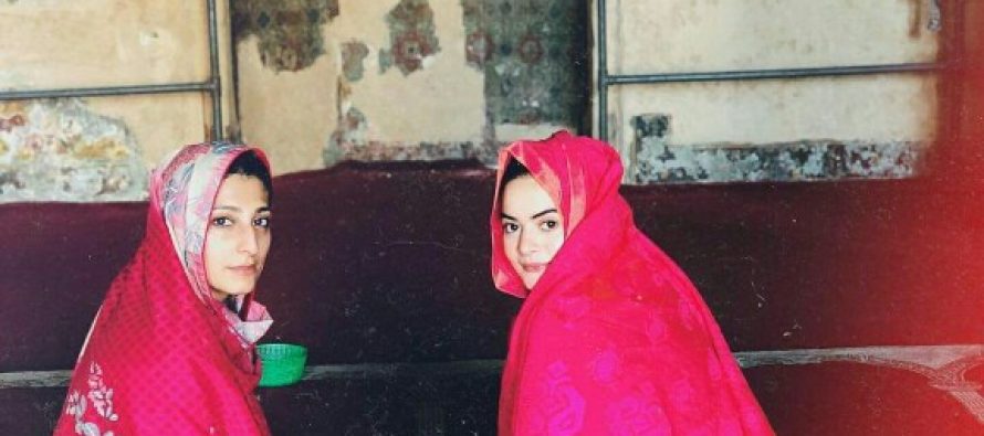Minal Khan Visited Mosque In Lahore