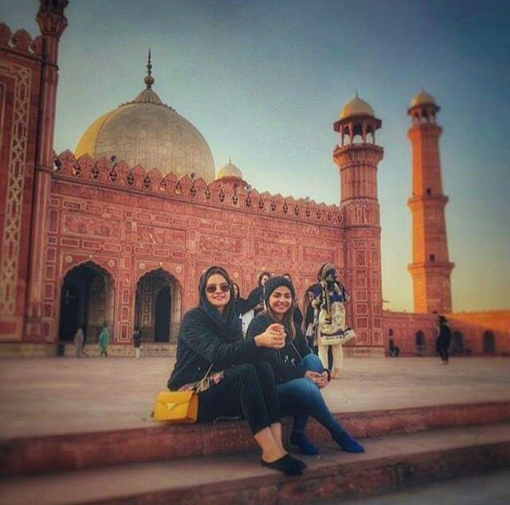 Minal Khan Visited Mosque In Lahore
