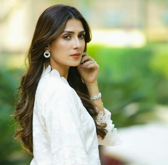 Ayeza Khan Looks Stunning In White