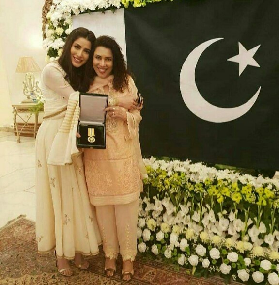 Mehwish Hayat Shares Her Award With All Pakistani Girls