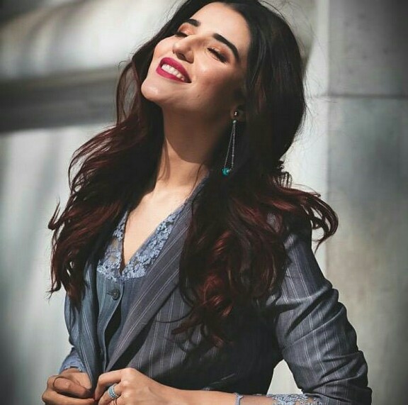 Hareem Farooq Looks From Her Loreal Professional Tour