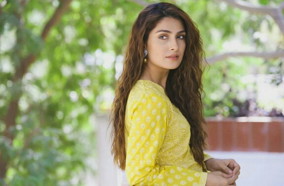 Ayeza Khan Is A Stunner On Set Of Her New Project
