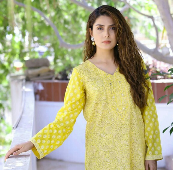 Ayeza Khan Is A Stunner On Set Of Her New Project